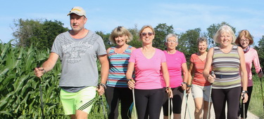 Eine Gruppe Nordic-Walker auf einem Feldweg bei Burgau