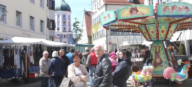 Menschen auf dem Jahrmarkt in der Stadtstraße in Burgau mit Karussel