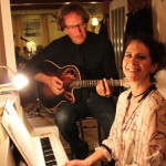 Michael Smalko Gitarre spielend und Claudia Smalko am Klavier