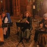 3 Musikerinnen spielen Heilige Nacht (Konzertsituation)