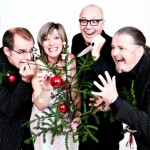 Christmas Crime Ensemble (stehend um einen kleinen Weihnachtsbaum - Gruppenbild)