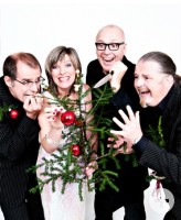 Christmas Crime Ensemble (stehend um einen kleinen Weihnachtsbaum - Gruppenbild)