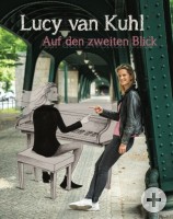Lucy van Kuhl neben Klavier Programmplakat