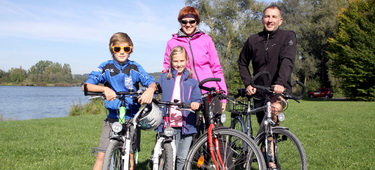 Radfahrerfamilie auf Radweg um Burgau 