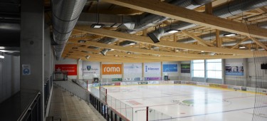 Blick von der Tribüne aus, auf die Eisfläche des Städtischen Eisstadions Burgau. Links im Bild ist die Tribüne, rechts die Eisfläche.