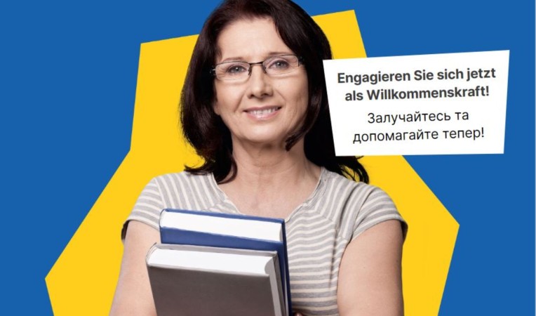 Eine Frau mit Büchern in der Hand vor blauem und gelbem Hintergrund