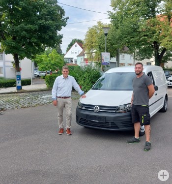 Neues Elektroauto Stadt Burgau mit 1. Bürgermeister Martin Brenner und Hausmeister Markus Merk