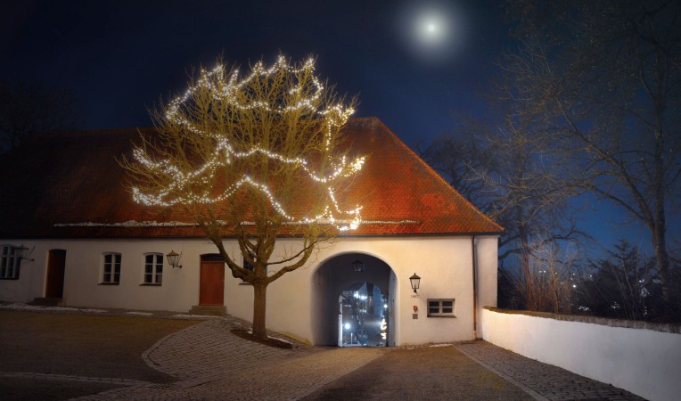 Weihnachtsbeleuchtung: Burgauer Schlosshof